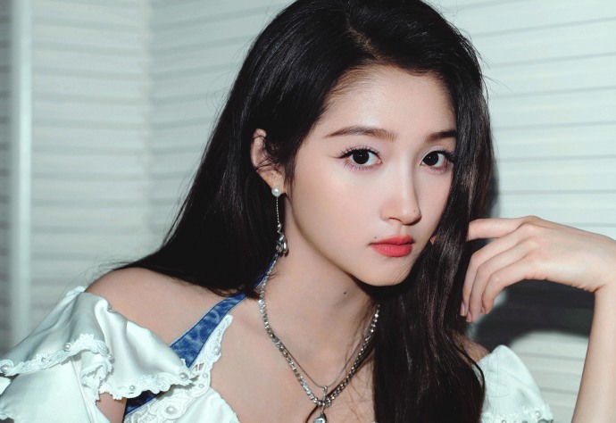 关晓彤牛仔裙造型录制节目 明媚少女感青春洋溢