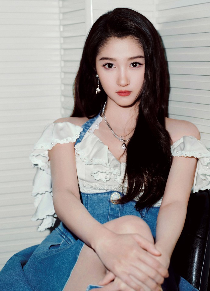 关晓彤牛仔裙造型录制节目 明媚少女感青春洋溢