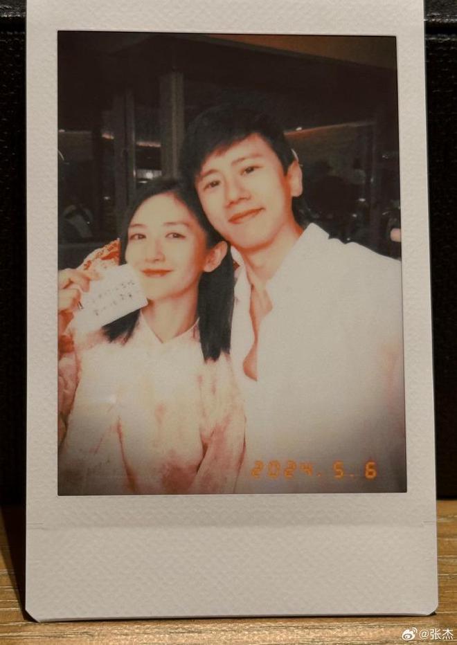 谢娜晒照为小女儿庆生对嘴亲吻 小咘芽神似张杰