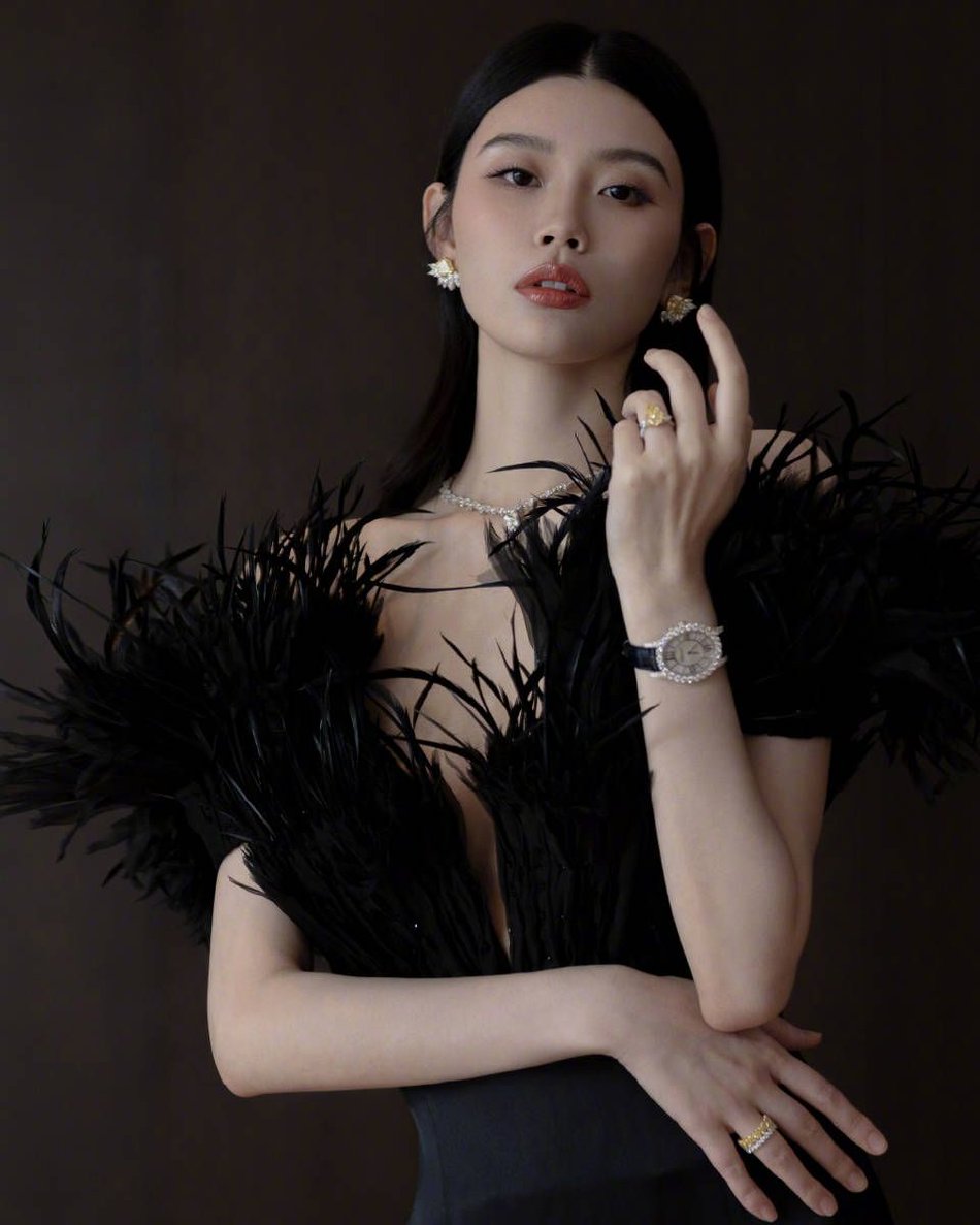 奚梦瑶上海接4岁儿子放学 和老师交谈低调真诚