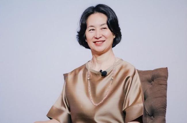 何超琼和父亲何鸿燊旧照公开：1969年住豪宅——上海热线娱乐频道