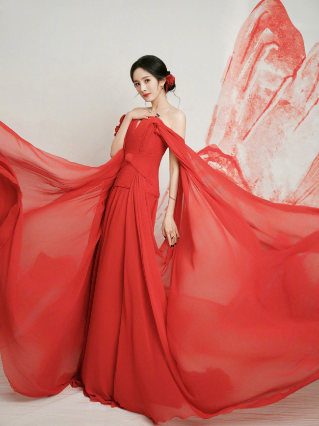 杨幂红色纱裙造型露美肩深v 手缠红线眼神撩人