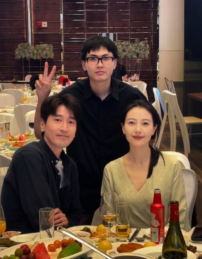 赵又廷高圆圆现身朋友婚礼现场 男帅女美状态在线