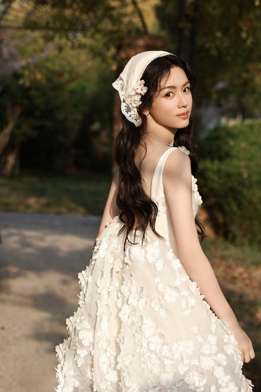 周也写真图片 IMGe0be037d2ca766945376322.jpg