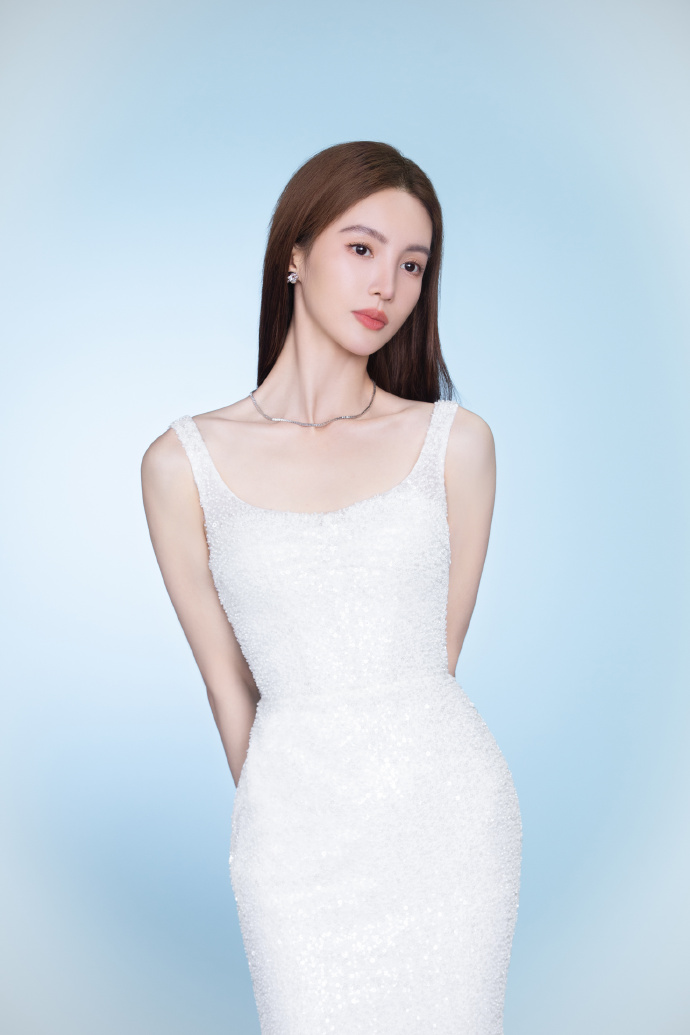 金晨穿白色纱裙温柔俏皮 秀美好身材妩媚优雅