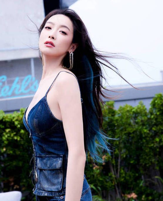 宋茜穿牛仔吊带性感慵懒 回眸甜笑尽显自在优雅