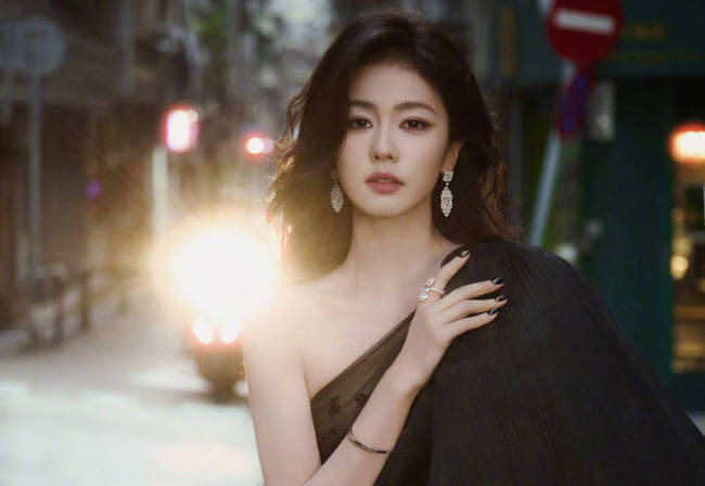 白鹿妩媚优雅身姿穿行夜色街头 复古港风美人风情