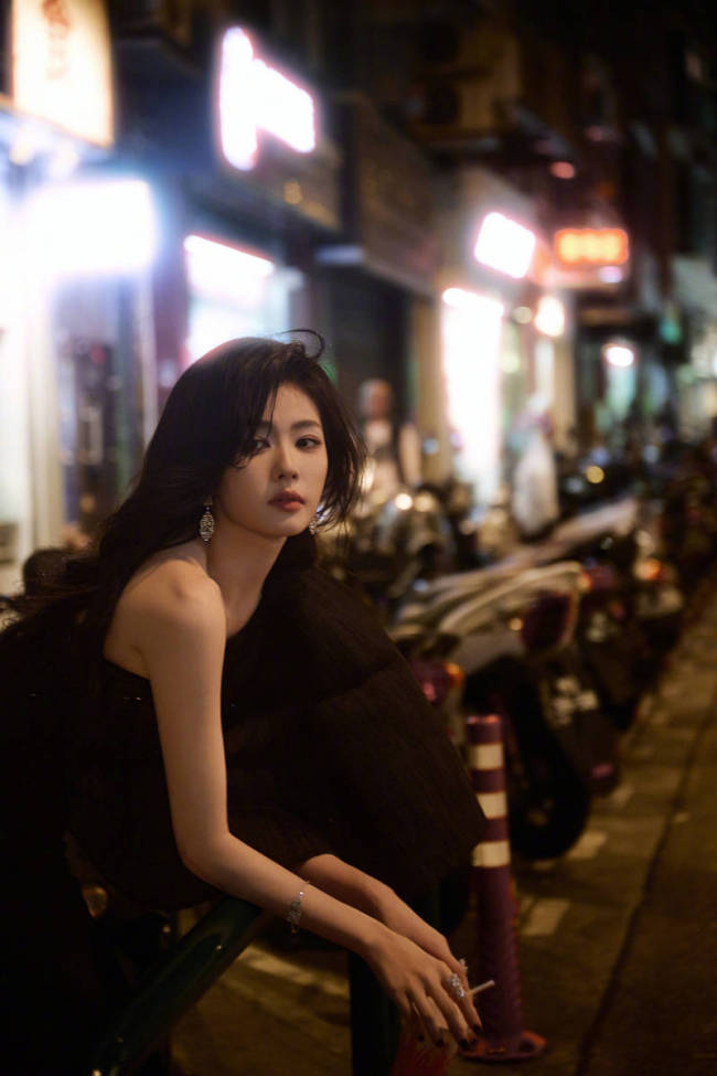 白鹿妩媚优雅身姿穿行夜色街头 复古港风美人风情