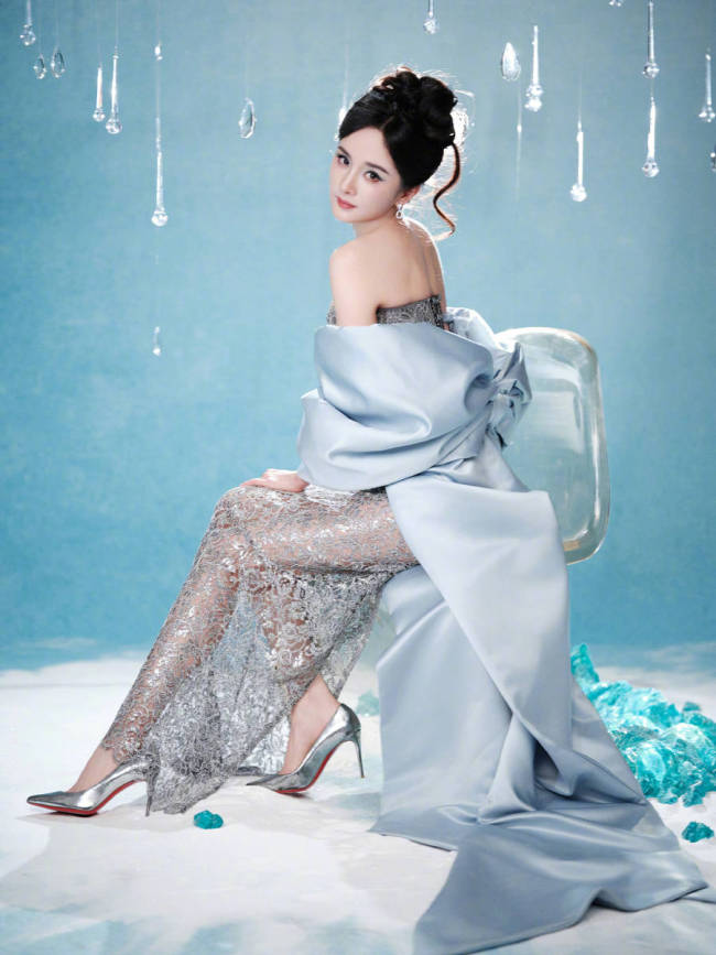 杨幂穿镂空裙性感迷人 纤细美腿若隐若现身材好