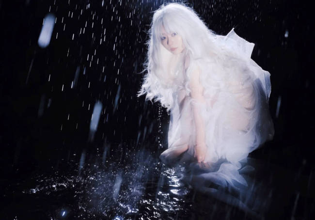 谭松韵白裙白发清冷又优雅 垂眸深思宛如神女降临