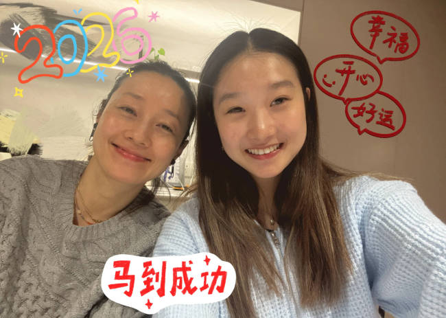 马伊琍与大女儿素颜合照 母女俩亲密贴贴幸福温馨