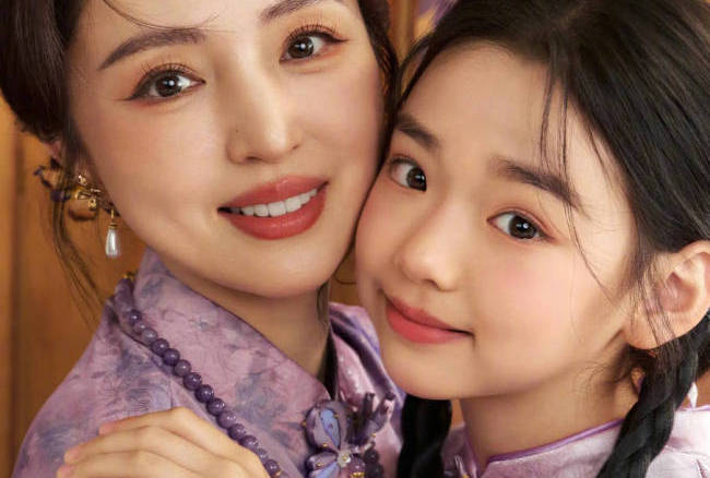 董璇与小酒窝同穿紫色系旗袍 母女俩贴贴颜值能打