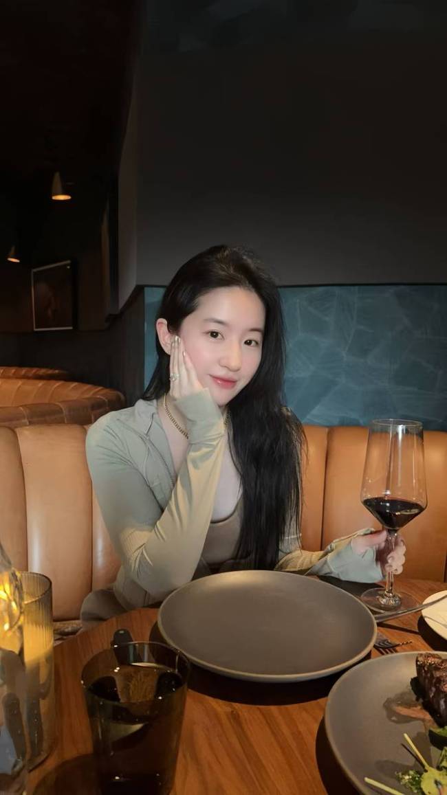 刘亦菲素颜出游优雅大方 对镜自拍表情灵动