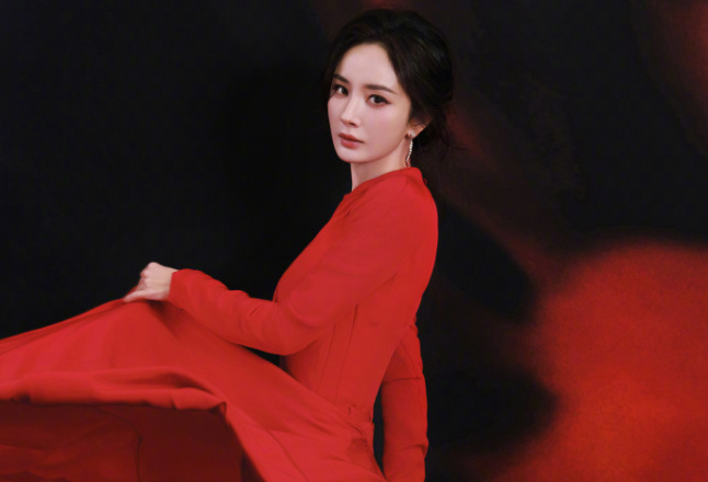 杨幂穿红裙拍摄写真 暗红丝绒浓烈也慵懒