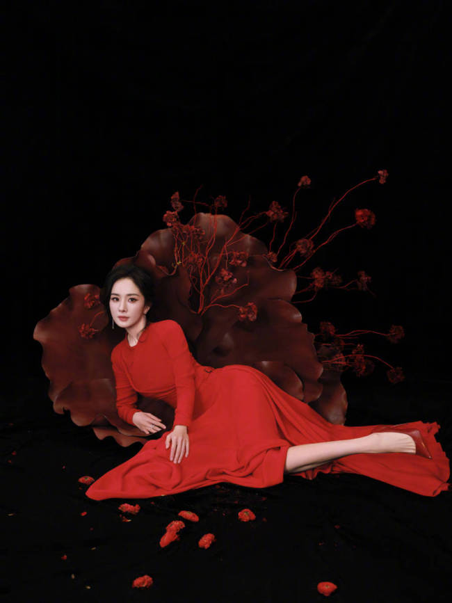 杨幂穿红裙拍摄写真 暗红丝绒浓烈也慵懒