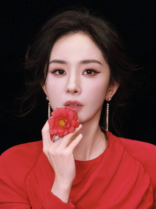 杨幂穿红裙拍摄写真 暗红丝绒浓烈也慵懒