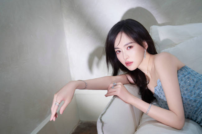 唐嫣穿抹胸裙清新靓丽 大方秀性感身材曲线超迷人