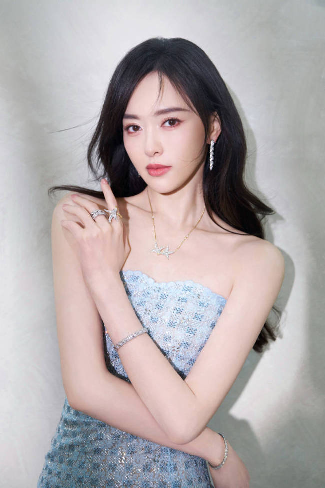 唐嫣穿抹胸裙清新靓丽 大方秀性感身材曲线超迷人