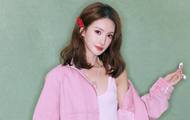 粉红色限定甜妹！金晨戴樱桃发夹元气又娇俏