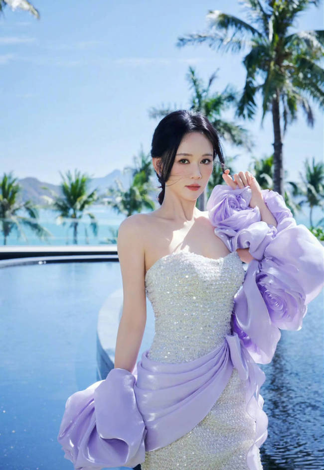 陈乔恩着闪钻鱼尾裙亮相海边 松弛自在尽显优雅