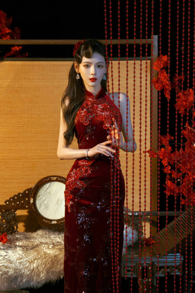 张予曦穿红色旗袍明艳动人！宛若玫瑰女郎性感妩媚