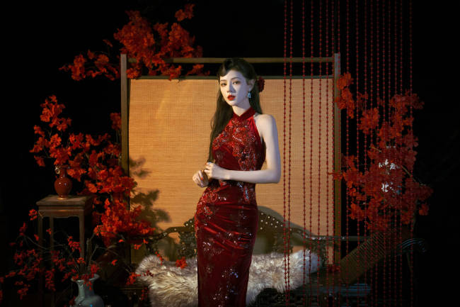 张予曦穿红色旗袍明艳动人！宛若玫瑰女郎性感妩媚