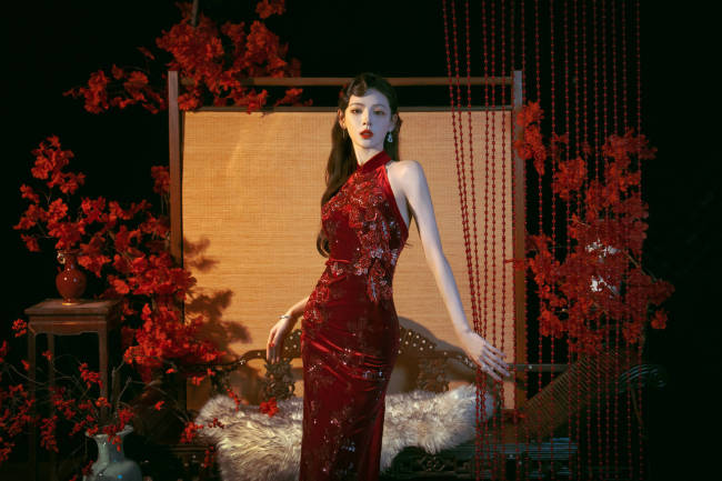 张予曦穿红色旗袍明艳动人！宛若玫瑰女郎性感妩媚