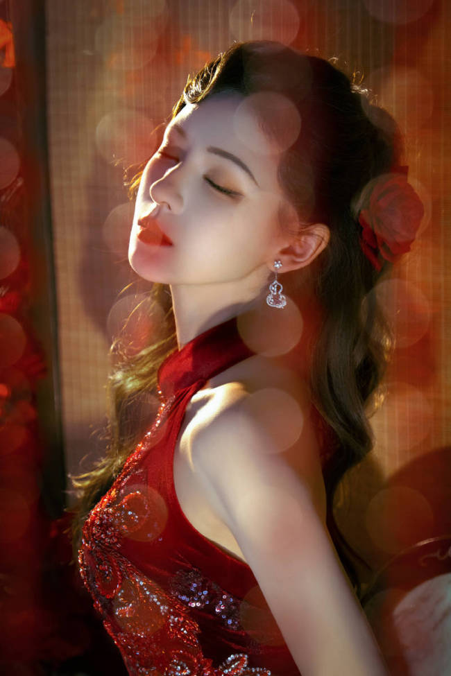 张予曦穿红色旗袍明艳动人！宛若玫瑰女郎性感妩媚