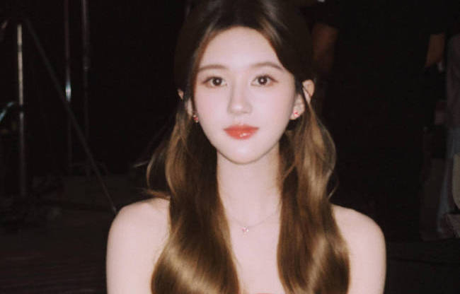 赵露思穿抹胸裙明艳娇俏 金色卷发造型元气又软萌