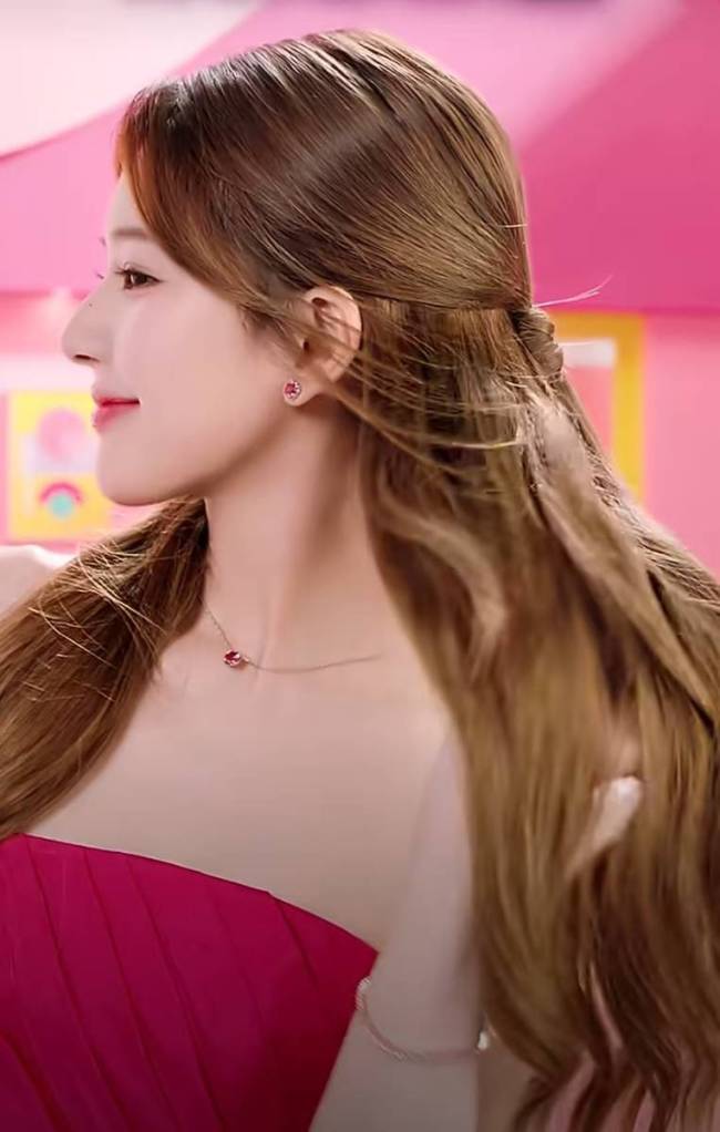 赵露思穿抹胸裙明艳娇俏 金色卷发造型元气又软萌