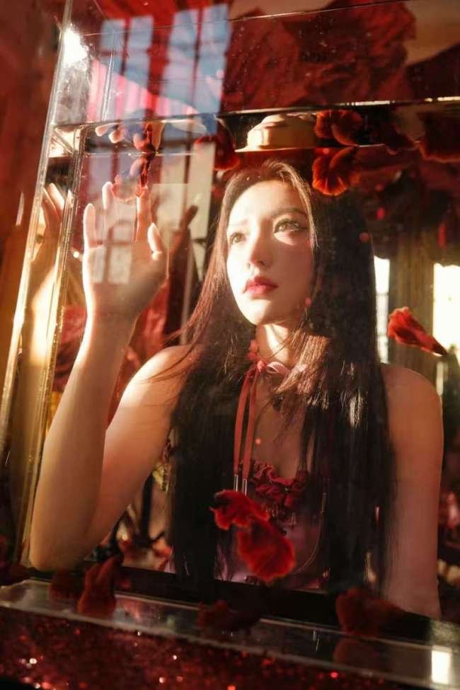 程潇穿粉红短裙配长直发 暗黑童话风造型惊艳吸睛