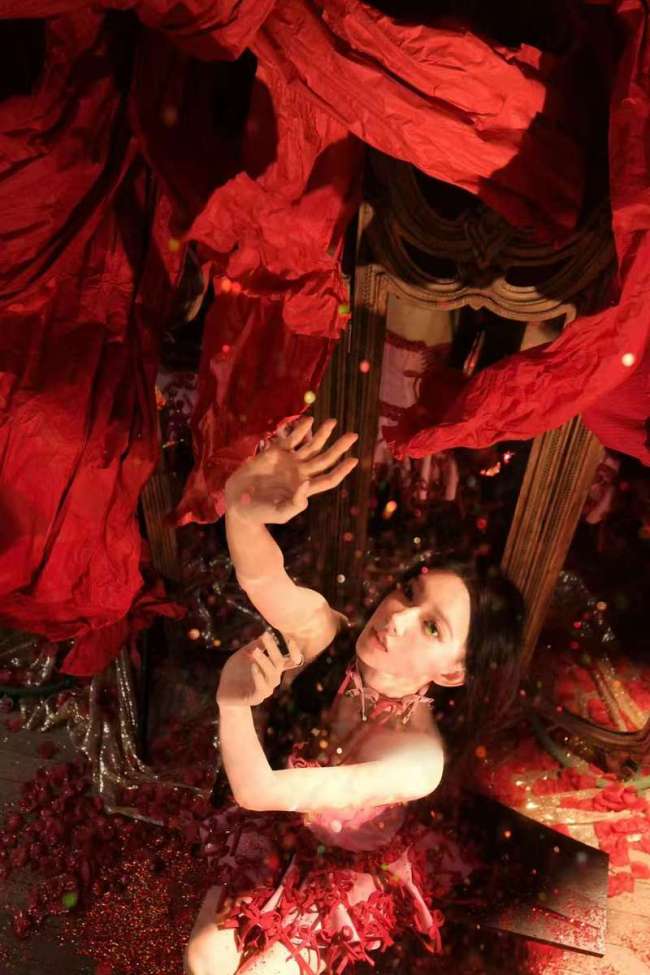 程潇穿粉红短裙配长直发 暗黑童话风造型惊艳吸睛