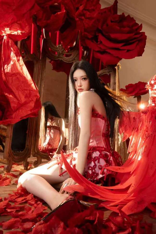 程潇穿粉红短裙配长直发 暗黑童话风造型惊艳吸睛