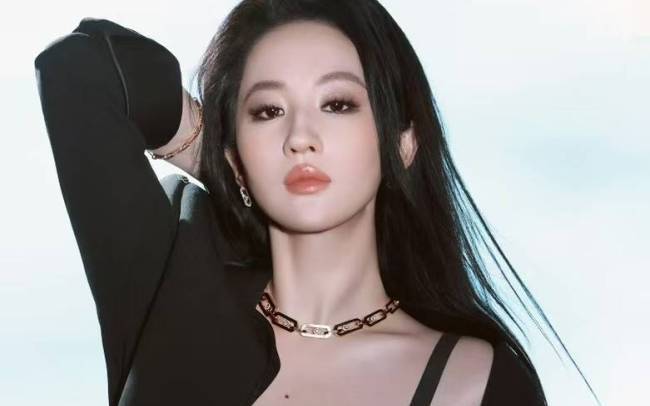 刘亦菲穿细肩带紧身衣身姿曼妙 长发飘逸酷飒性感
