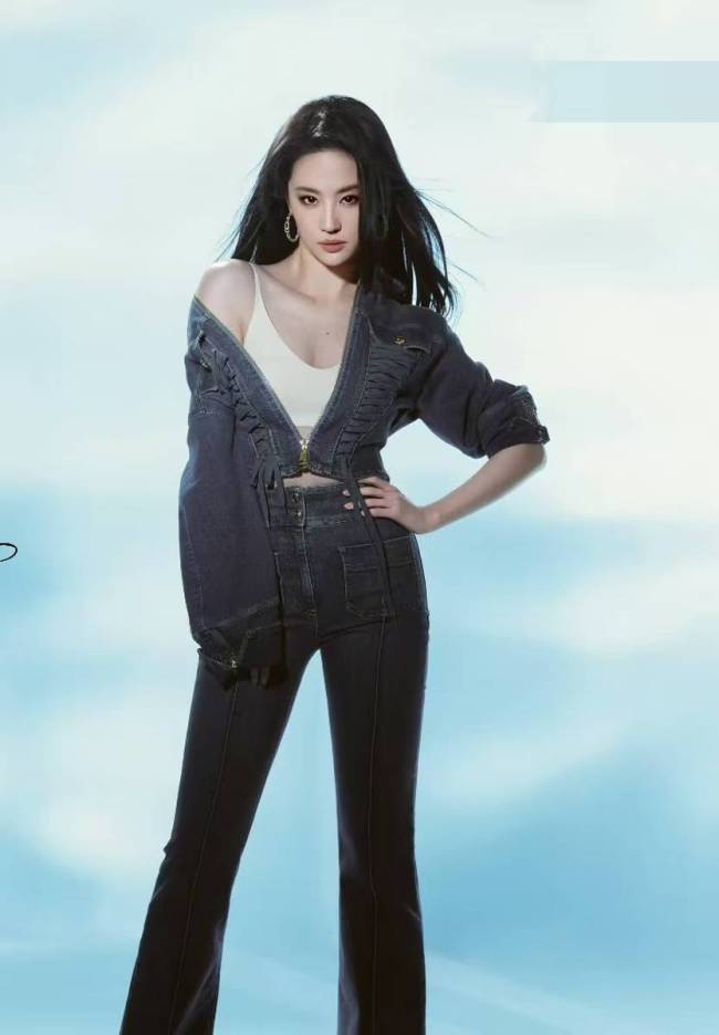 刘亦菲穿细肩带紧身衣身姿曼妙 长发飘逸酷飒性感