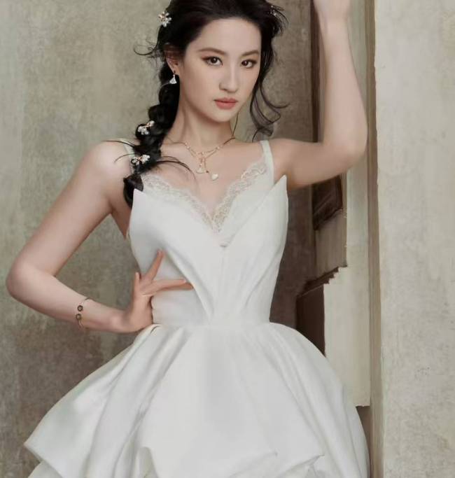 刘亦菲穿细肩带紧身衣身姿曼妙 长发飘逸酷飒性感