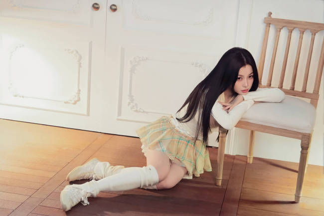 虞书欣穿格纹短裙散发纯欲诱惑 黑发披肩娇憨动人