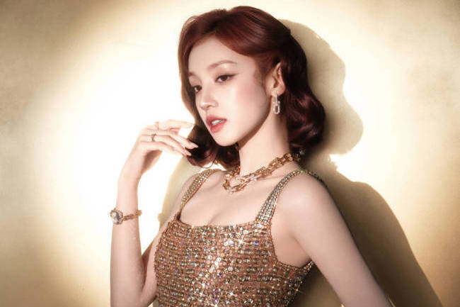宋雨琦穿亮片裙曲线曼妙 变身复古名伶媚眼如丝