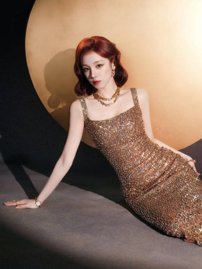 宋雨琦穿亮片裙曲线曼妙 变身复古名伶媚眼如丝