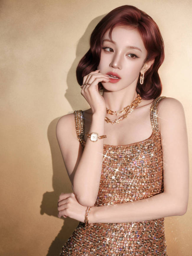 宋雨琦穿亮片裙曲线曼妙 变身复古名伶媚眼如丝