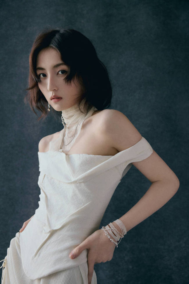 张子枫穿一字肩长裙神秘矜贵 垂眸沉思似女神降临