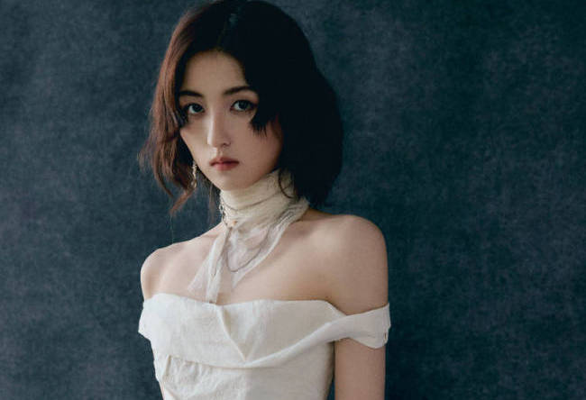 张子枫穿一字肩长裙神秘矜贵 垂眸沉思似女神降临