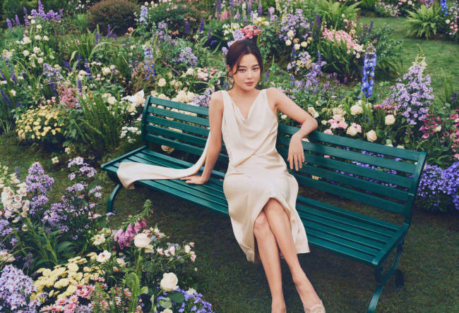 辛芷蕾穿香槟色无袖裙被花包围 春日氛围治愈明媚