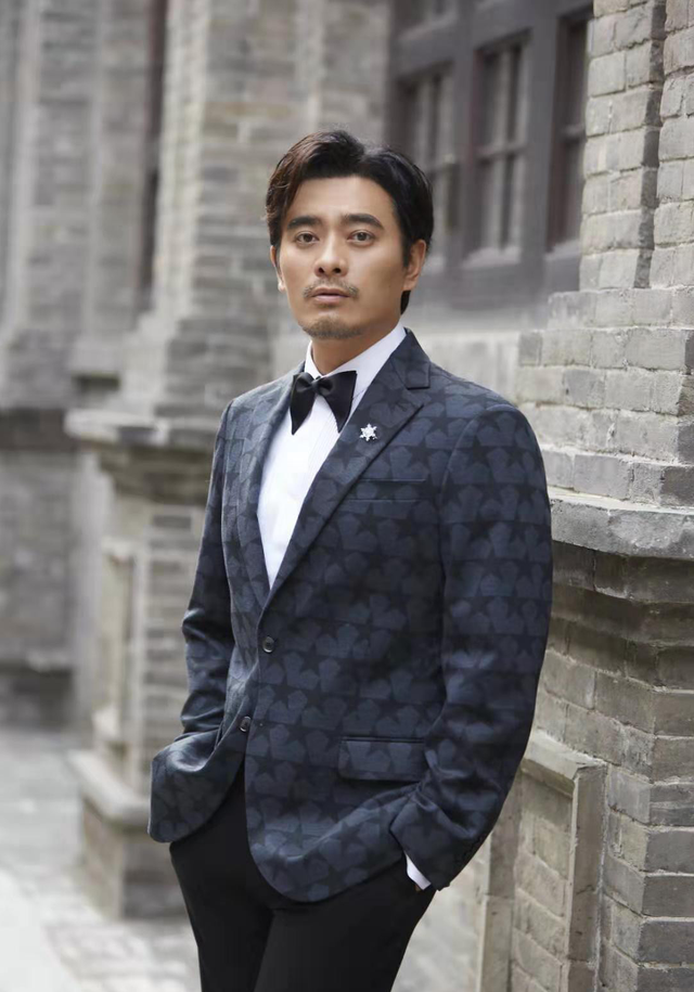 知名上海男演员做社区志愿者为社会做贡献