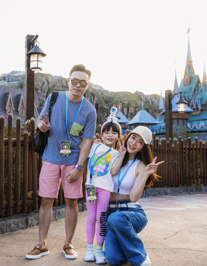 熊黛林晒祖孙三代出游与富豪老公合影婆婆同行