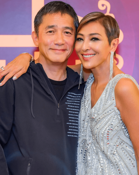 61岁梁朝伟在德国和路人合影满头白发笑得开心