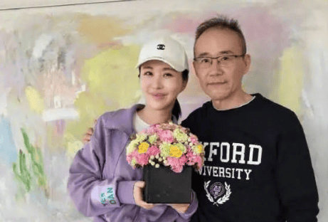 田朴珺否认与王石离婚 二字回应击碎婚变传闻